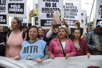 Buenos Aires, Argentina.- En las fotos tomadas el 9 de mayo del 2023, organizaciones agrupadas en Unidad Piquetera (UP) marcharon al Ministerio de Desarrollo Social en Buenos Aires, para protestar contra el "ajuste a comedores y para ser recibidos por autoridades" y no descartan pernoctar frente a esa cartera.