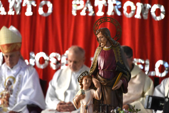 Paraná, Argentina.- En las fotos tomadas el 1 de mayo del 2023, presidida por Monseñor Puiggari, la Iglesia católica celebró la Fiesta de San José Obrero, patrono de los trabajadores. Con dos feriados nacionales, uno de ellos extendido con fines turísticos, mayo propone diversas actividades tradicionalistas para conmemorar un nuevo aniversario de la Revolución de 1810 y diversas celebraciones patronales como la Fiesta Nacional del Gaucho, en Salta, o la santiagueña del Señor de los Milagros de Mailín, entre otras exposiciones, maratones y concursos de pesca.