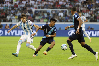 Santiago del Estero, Argentina.- En las fotos tomadas el 23 de mayo del 2023, durante el partido entre Argentina y Guatemala en el estadio Madre de Ciudades de Santiago del Estero por la fecha 2 del Grupo A del Mundial Sub 20. Argentina derrotó 3-0 a Guatemala, consiguiendo su segundo triunfo en la competición, luego de vencer en la primera jornada a Uzbekistán por 2-1. Los goles de la ‘Albiceleste’ fueron anotados por Alejo Veliz (17′), Luka Romero (65′) y Maximo Perrone (90+8′).