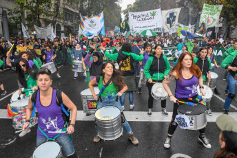 Buenos Aires, Argentina.- En las fotos tomadas el 6 de mayo del 2023, asociaciones de cultivadores y usuarios de marihuana participaron de la versión local de la 14° Marcha Mundial de la Marihuana, con una movilización desde Plaza de Mayo al Congreso para reclamar por la despenalización y que deje de haber personas presas por cultivar.