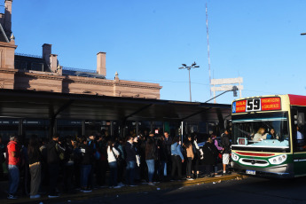 Buenos Aires, Argentina.- In the photos taken on May 15, 2023, people wait in a subway station in the middle of a measure of force that kept the service of line C paralyzed, with a route between Retiro and Constitución. The Buenos Aires subway service was interrupted, on different lines and schedules. The measure collapsed the network of collectives amid cuts and demonstrations.