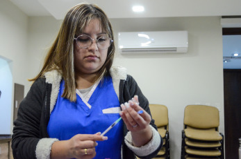 San Juan, Argentina.- In the photos taken on May 29, 2023, health professionals participate in a vaccination day against the coronavirus. The national government through the Ministry of Health updated the recommendations to apply reinforcements of the vaccine against Covid-19. The main change is the modification of the intervals to give the new doses. For risk groups such as those over 50 years of age, immunocompromised patients and pregnant women, the booster should be applied 6 months after the last dose, while for people without risk factors, an annual booster dose is recommended.