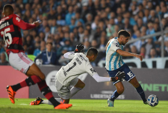 Buenos Aires, Argentina.- En las fotos tomadas el 4 de mayo del 2023, durante el encuentro entre Racing Club y Flamengo de Jorge Sampaoli en el Cilindro de Avellaneda. Racing empató 1-1 con Flamengo y mantiene el liderazgo del Grupo A de la Copa Libertadores de América con 7 puntos. En el final del primer tiempo, Gabriel Barbosa abrió la cuenta para el Mengao y lo igualó a los 74 Nicolás Oroz, de tiro libre.