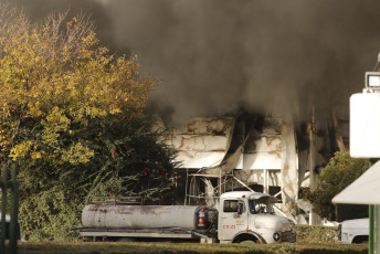 Mendoza, Argentina.- En las fotos tomadas el 23 de mayo del 2023, muestra el incendio de grandes proporciones que consumió una fábrica de la industria plástica en el sur de Mendoza, Argentina. El incendio, se habría originado por la explosión de una de las máquinas, "sin víctimas fatales pero con pérdidas casi totales", aseguraron los brigadistas.