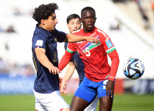 Mendoza, Argentina.- En las fotos tomadas el 25 de mayo del 2023, durante el partido entre Francia y Gambia en un encuentro correspondiente a la jornada 2 del Mundial Sub-20 en el Estadio Malvinas Argentinas. Gambia venció 2-1 a Francia y quedó como único líder del Grupo F con seis puntos. Además, con este puntaje, Gambia consiguió pasar a octavos de final del Mundial Sub-20.