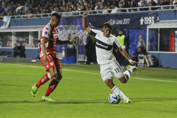 La Plata, Argentina.- En las fotos tomadas el 23 de mayo del 2023, durante el partido entre Gimnasia e Independiente Santa Fe, en el Estadio Juan Carmelo Zerillo por la cuarta fecha del Grupo G de la Copa Sudamericana. Gimnasia venció 1-0 a Independiente Santa Fe en La Plata y se ilusiona con poder avanzar en el certamen. El gol de Franco Torres le dio la victoria al Lobo.