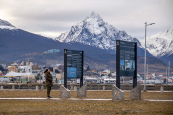 Ushuaia, Argentina.- En las fotos tomadas el 28 de mayo del 2023, turistas visitaron la ciudad argentina de Ushuaia. De acuerdo a los primeros relevamientos del Observatorio Argentino de Turismo (OAT), más de 1,3 millones de personas se movilizaron por los principales destinos turísticos argentinos, lo que constituyó una cifra récord para este fin de semana de mayo. El impulso de la cuarta edición del programa PreViaje, el impacto del Mundial Sub-20 y la llegada de visitantes del extranjero (especialmente desde Chile, Uruguay y Brasil) son los principales factores del éxito.