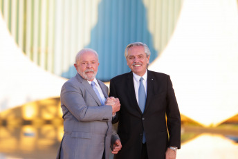 Brasilia, Brasil.- En las fotos tomadas el 2 de mayo del 2023, el presidente de Brasil, Luiz Inácio Lula da Silva (izquierda) recibió al mandatario de Argentina, Alberto Fernández (derecha) en el Palacio de la Alvorada, Brasilia, como parte de la agenda bilateral que ambos países sostienen. Argentina y Brasil se encaminan a negociar un acuerdo bilateral para aliviar la utilización de dólares de las reservas del Banco Central en el comercio bilateral, en un contexto de intercambio favorable al país vecino.