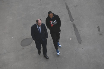 Buenos Aires, Argentina.- In the photos taken on May 30, 2023, the Colombian football player of Boca Juniors, Sebastián Villa (right), attends the court where the litigation against him for minor injuries and threats against his ex-partner is taking place Daniela Cortes. Villa reiterated his innocence on Tuesday before the ruling is handed down next Friday. "I'm innocent. I believe in God. I think everything will be fine. Everything will turn out in the best way”, declared the player before judge Claudia Dávalos.