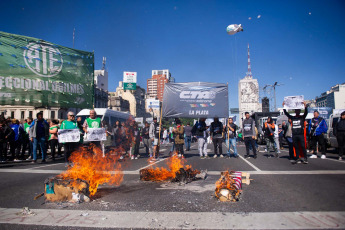 Buenos Aires, Argentina.- En las fotos tomadas el 1 de mayo del 2023, organizaciones sociales de Argentina conmemoraron este lunes el Día del Trabajador con actos y ollas populares contra los condicionamientos de un acuerdo con el Fondo Monetario Internacional (FMI) y reclamar medidas que morigeren los efectos de la inflación. Los actos del 1 de Mayo sirvieron también para expresar el rechazo a las reformas laborales que han prometido impulsar varios de los precandidatos presidenciales de la oposición de derecha.