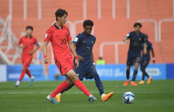 Mendoza, Argentina.- En las fotos tomadas el 22 de mayo del 2023, durante el partido entre Corea del Sur y Francia por la primera fecha del grupo F del Mundial Sub-20 de Argentina en el estadio Mendoza (oeste). Corea del Sur sorprendió a su similar de Francia, a la que derrotó por 2-1. Los goles fueron marcados por Lee Seung-Won (22) y Lee Young-Jun (64), mientras que el conjunto galo encontró el descuento en un penal anotado por Alan Virginius (70).