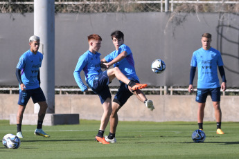 San Juan, Argentina.- En las fotos tomadas el 29 de mayo del 2023, el plantel del seleccionado argentino Sub-20 volvió a entrenarse en una de las canchas auxiliares del estadio del Bicentenario en San Juan. Argentina se enfrentará a Nigeria en el campo de juego el próximo miércoles 31 de mayo en la sede de San Juan, en un duelo por los octavos de final. Nigeria, finalizó tercero en el Grupo D compartido con Brasil e Italia.