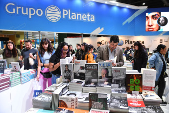 Buenos Aires, Argentina.- En las fotos tomadas el 8 de mayo del 2023, las personas visitan la Feria del Libro de Buenos Aires en La Rural. Después de un fin de semana de gran flujo de personas, continúa la Feria del Libro de Buenos Aires 2023. Quedan solo 7 días del evento cultural más importante del país, y todos están cargados de actividades con presentaciones de las últimas novedades de la industria editorial, charlas y mesas con autores, firmas de libros, talleres para infancias y lecturas de poesía.