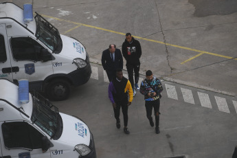 Buenos Aires, Argentina.- En las fotos tomadas el 30 de mayo del 2023, el futbolista colombiano de Boca Juniors, Sebastián Villa, asiste al juzgado donde se lleva a cabo el litigio en su contra por lesiones leves y amenazas contra su expareja Daniela Cortés. Villa, reiteró este martes su inocencia antes de que se dicte el fallo el viernes próximo. “Soy inocente. Creo en Dios. Creo que todo va a salir bien. Todo va a salir de la mejor manera”, declaró el jugador ante la jueza Claudia Dávalos.