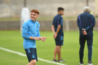 Santiago del Estero, Argentina.- En las fotos tomadas el 22 de mayo del 2023, el seleccionado argentino Sub-20, dirigido por Javier Mascherano, realizó un entrenamiento con la mente puesta en Guatemala, el rival de este martes. Argentina tendrá el objetivo de sellar su pasaporte a octavos de final luego del ajustado triunfo por 2-1 sobre Uzbekistán.