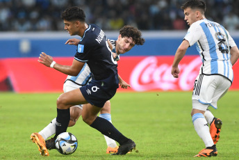 Santiago del Estero, Argentina.- En las fotos tomadas el 23 de mayo del 2023, durante el partido entre Argentina y Guatemala en el estadio Madre de Ciudades de Santiago del Estero por la fecha 2 del Grupo A del Mundial Sub 20. Argentina derrotó 3-0 a Guatemala, consiguiendo su segundo triunfo en la competición, luego de vencer en la primera jornada a Uzbekistán por 2-1. Los goles de la ‘Albiceleste’ fueron anotados por Alejo Veliz (17′), Luka Romero (65′) y Maximo Perrone (90+8′).