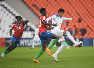 Mendoza, Argentina.- En las fotos tomadas el 22 de mayo del 2023, durante el partido entre Gambia y Honduras en el Mundial Sub-20 de Argentina en el estadio Malvinas Argentinas de Mendoza. La Selección de fútbol Sub-20 de Gambia, con un doblete de Adama Bojang, derrotó este lunes por 2-1 a Honduras, que se vio superada físicamente en la primera jornada del Grupo F del Mundial Sub-20 de Argentina 2023.