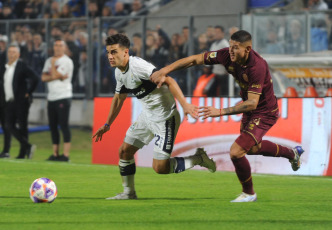 La Plata, Argentina.- In the photos taken on May 15, 2023, during the match between Gimnasia and Lanús in a match of matchday 16 of the Argentine Professional League at the Juan Carmelo Zerillo Stadium. Gimnasia beat Lanús 1-0 at home with a goal from Maximiliano Comba, after 92 minutes. On the next date, Gimnasia will face Godoy Cruz, while Lanús will have Newell's as a rival.