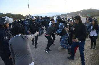 Salta, Argentina.- En las fotos tomadas el 25 de mayo del 2023, Docentes Autoconvocados de Salta fueron reprimidos en el acceso a la capital salteña, cuando cortaban la ruta nacional 9 en reclamo de reivindicaciones salariales, y denunciaron la detención de varios manifestantes. Diecinueve docentes fueron detenidos por orden de la Jueza de Garantías Ada Zunino, después del fracaso en las negociaciones en la sede del gobierno salteño con funcionarios de los ministerios de Educación y Economía.