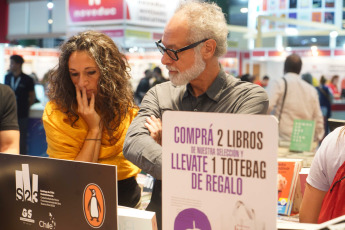 Buenos Aires, Argentina.- En las fotos tomadas el 8 de mayo del 2023, las personas visitan la Feria del Libro de Buenos Aires en La Rural. Después de un fin de semana de gran flujo de personas, continúa la Feria del Libro de Buenos Aires 2023. Quedan solo 7 días del evento cultural más importante del país, y todos están cargados de actividades con presentaciones de las últimas novedades de la industria editorial, charlas y mesas con autores, firmas de libros, talleres para infancias y lecturas de poesía.