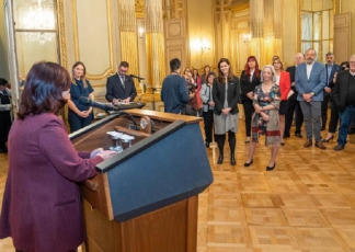 Buenos Aires, Argentina.- En las fotos tomadas el 8 de mayo del 2023, la ministra de trabajo, Raquel Olmos (izquierda), junto al embajador de Estados Unidos en Argentina, Marc Stanley, anfitriones de un encuentro en la Embajada de Estados Unidos en Argentina, en el ámbito del Diálogo Laboral Argentina-Estados Unidos que llevarán adelante ambos países en el marco de MPower, una iniciativa que reafirma la perspectiva compartida sobre la importancia de los derechos de las y los trabajadores en el marco de las celebraciones por los 200 años de amistad entre ambos países.