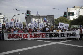 Buenos Aires, Argentina.- En las fotos tomadas el 9 de mayo del 2023, organizaciones agrupadas en Unidad Piquetera (UP) marcharon al Ministerio de Desarrollo Social en Buenos Aires, para protestar contra el "ajuste a comedores y para ser recibidos por autoridades" y no descartan pernoctar frente a esa cartera.