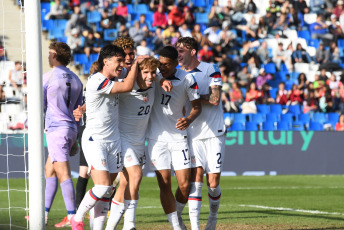 Mendoza, Argentina.- In the photos taken on May 30, 2023, during the match between New Zealand and the United States for the round of 16 of the U20 World Cup at the Malvinas Argentinas stadium in Mendoza. The United States thrashed New Zealand 4-0 and will face the winner of the match between Gambia and Uruguay in the quarterfinals.