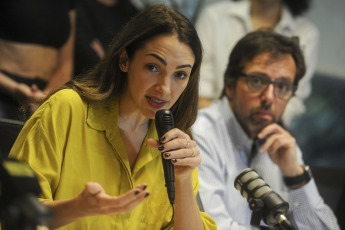 Buenos Aires, Argentina.- En las fotos tomadas el 13 de mayo del 2023, Thelma Fardín (izquierda) compareció en rueda de prensa en las oficinas de Amnistía Internacional en Buenos Aires, después de que la Justicia brasileña absolviera al actor argentino Juan Darthés en la causa por violación contra su ex colega Fardín. El fallo, difundido por la defensa de Darthés, sostiene que “existe duda sobre la ocurrencia o no de la conjunción carnal” y esa duda hizo que el juzgado resolviera a favor del imputado.