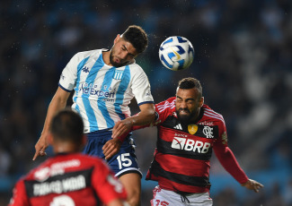 Buenos Aires, Argentina.- En las fotos tomadas el 4 de mayo del 2023, durante el encuentro entre Racing Club y Flamengo de Jorge Sampaoli en el Cilindro de Avellaneda. Racing empató 1-1 con Flamengo y mantiene el liderazgo del Grupo A de la Copa Libertadores de América con 7 puntos. En el final del primer tiempo, Gabriel Barbosa abrió la cuenta para el Mengao y lo igualó a los 74 Nicolás Oroz, de tiro libre.