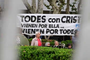 Rosario, Argentina.- En las fotos tomadas el 11 de mayo del 2023, organizaciones políticas, sindicales, estudiantiles y sociales repudiaron en la plaza 25 de Mayo de Rosario, durante la tradicional ronda de las Madres, las resoluciones de la Corte Suprema de Justicia que suspenden dos elecciones provinciales del próximo domingo al considerar que el máximo tribunal "operativa políticamente para la oposición".