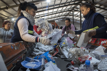 Buenos Aires, Argentina.- En las fotos tomadas el 17 de mayo del 2023, argentinos trabajan en una planta de reciclaje en Buenos Aires, Argentina. La contaminación por plásticos en el mundo podría reducirse en un 80 % si los gobiernos desarrollan una serie de "cambios profundos" legislativos y legales propuestos en un nuevo informe publicado por el Programa de las Naciones Unidas para el Medio Ambiente (Pnuma), con sede en Nairobi.