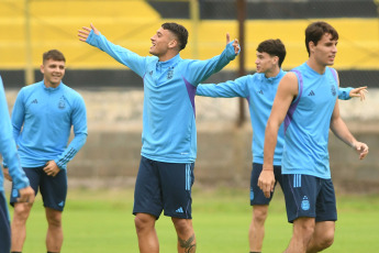 Santiago del Estero, Argentina.- En las fotos tomadas el 22 de mayo del 2023, el seleccionado argentino Sub-20, dirigido por Javier Mascherano, realizó un entrenamiento con la mente puesta en Guatemala, el rival de este martes. Argentina tendrá el objetivo de sellar su pasaporte a octavos de final luego del ajustado triunfo por 2-1 sobre Uzbekistán.