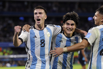 Santiago del Estero, Argentina.- En las fotos tomadas el 23 de mayo del 2023, durante el partido entre Argentina y Guatemala en el estadio Madre de Ciudades de Santiago del Estero por la fecha 2 del Grupo A del Mundial Sub 20. Argentina derrotó 3-0 a Guatemala, consiguiendo su segundo triunfo en la competición, luego de vencer en la primera jornada a Uzbekistán por 2-1. Los goles de la ‘Albiceleste’ fueron anotados por Alejo Veliz (17′), Luka Romero (65′) y Maximo Perrone (90+8′).