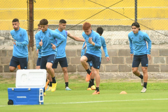 Santiago del Estero, Argentina.- En las fotos tomadas el 22 de mayo del 2023, el seleccionado argentino Sub-20, dirigido por Javier Mascherano, realizó un entrenamiento con la mente puesta en Guatemala, el rival de este martes. Argentina tendrá el objetivo de sellar su pasaporte a octavos de final luego del ajustado triunfo por 2-1 sobre Uzbekistán.