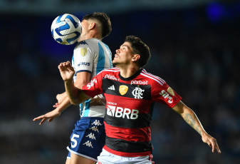 Buenos Aires, Argentina.- En las fotos tomadas el 4 de mayo del 2023, durante el encuentro entre Racing Club y Flamengo de Jorge Sampaoli en el Cilindro de Avellaneda. Racing empató 1-1 con Flamengo y mantiene el liderazgo del Grupo A de la Copa Libertadores de América con 7 puntos. En el final del primer tiempo, Gabriel Barbosa abrió la cuenta para el Mengao y lo igualó a los 74 Nicolás Oroz, de tiro libre.