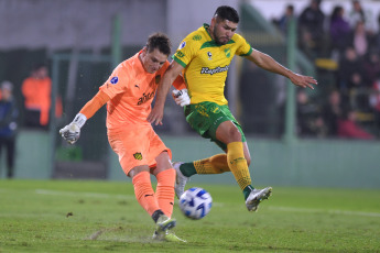 Buenos Aires, Argentina.- En las fotos tomadas el 4 de mayo del 2023, durante el partido entre Defensa y Justicia y Peñarol en el estadio Norberto “Tito” Tomaghello por la tercera fecha del Grupo F de la Copa Sudamericana. Defensa y Justicia goleó 4-1 a Peñarol de Montevideo golpeando en los momentos justos y tres de sus tantos fueron golazos. Su segundo triunfo en el tornero lo acomodó en su zona.