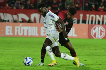 Rosario, Argentina.- In the photos taken on May 2, 2023, during the match between Newell's and Santos at the Coloso Marcelo Bielsa stadium in Rosario, Argentina. Newell's defeated Santos from Brazil 1-0 and consolidated itself at the top of Group E after three dates of the Copa Sudamericana, reaching 9 points with a perfect score and an undefeated fence.