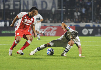 La Plata, Argentina.- En las fotos tomadas el 23 de mayo del 2023, durante el partido entre Gimnasia e Independiente Santa Fe, en el Estadio Juan Carmelo Zerillo por la cuarta fecha del Grupo G de la Copa Sudamericana. Gimnasia venció 1-0 a Independiente Santa Fe en La Plata y se ilusiona con poder avanzar en el certamen. El gol de Franco Torres le dio la victoria al Lobo.