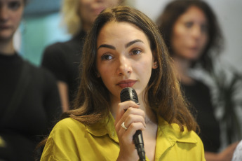 Buenos Aires, Argentina.- En las fotos tomadas el 13 de mayo del 2023, Thelma Fardín compareció en rueda de prensa en las oficinas de Amnistía Internacional en Buenos Aires, después de que la Justicia brasileña absolviera al actor argentino Juan Darthés en la causa por violación contra su ex colega Fardín. El fallo, difundido por la defensa de Darthés, sostiene que “existe duda sobre la ocurrencia o no de la conjunción carnal” y esa duda hizo que el juzgado resolviera a favor del imputado.