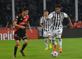 Córdoba, Argentina.- In the photos taken on May 14, 2023, during the match between Talleres and River Plate on date 16 of the Argentine Professional League at the Mario Alberto Kempes Stadium, in the city of Córdoba. Talleres beat River 2-1, with goals from Rodrigo Garro (63 and 73) and added three points, ranking third in the table with 30 points.