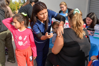 San Juan, Argentina.- In the photos taken on May 9, 2023, health professionals participate in a health day against the coronavirus. The Argentine Ministry of Health updated the recommendations for the application of booster doses against Covid-19, indicating that those over 50 years of age or with diseases receive a booster 6 months after the last dose and the rest annually.