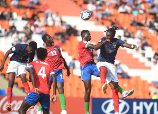 Mendoza, Argentina.- En las fotos tomadas el 25 de mayo del 2023, durante el partido entre Francia y Gambia en un encuentro correspondiente a la jornada 2 del Mundial Sub-20 en el Estadio Malvinas Argentinas. Gambia venció 2-1 a Francia y quedó como único líder del Grupo F con seis puntos. Además, con este puntaje, Gambia consiguió pasar a octavos de final del Mundial Sub-20.