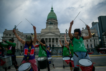 Buenos Aires, Argentina.- En las fotos tomadas el 17 de mayo del 2023, más de 40 organizaciones participaron de la primera marcha contra la violencia ginecobstétrica y neonatal en Buenos Aires, Argentina. Con la consigna “sumate a la marea roja”, la marcha se realizó en reclamo de la “efectiva” aplicación de la Ley de Parto Respetado en “todas las instituciones del país”, en el marco de la Semana Mundial del Parto Respetado.