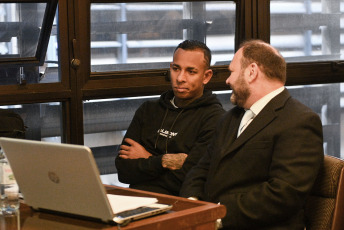 Buenos Aires, Argentina.- En las fotos tomadas el 17 de mayo del 2023, en los tribunales de Lomas de Zamora, se desarrolló una de las últimas jornadas del juicio en contra del futbolista de Boca Juniors, Sebastián Villa (izquierda), por supuestamente haber golpeado y amenazado a su ex novia Daniela Cortés en 2020. En la jornada, se escuchó el alegato del fiscal Sergio Anauati quien solicitó que el Juzgado N°3 lo condene a la pena de dos años y tres meses de prisión de ejecución condicional por el delito de lesiones leves y amenazas, además de prohibirle que se acerque a la víctima.