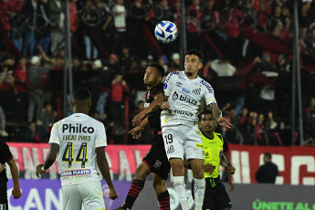 Rosario, Argentina.- In the photos taken on May 2, 2023, during the match between Newell's and Santos at the Coloso Marcelo Bielsa stadium in Rosario, Argentina. Newell's defeated Santos from Brazil 1-0 and consolidated itself at the top of Group E after three dates of the Copa Sudamericana, reaching 9 points with a perfect score and an undefeated fence.