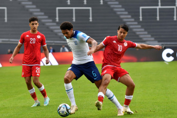 La Plata, Argentina.- En las fotos tomadas el 22 de mayo del 2023, durante el partido entre Inglaterra y Túnez en el Mundial Sub20 de Argentina en el estadio Único Diego Maradona de La Plata. Con un cabezazo del artillero Dane Scarlett, el campeón europeo Inglaterra venció 1-0 a Túnez. Inglaterra, busca su segundo torneo mundial tras el obtenido en 2017, por lo que lidera con tres puntos el Grupo E.