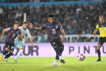 Buenos Aires, Argentina.- In the photos taken on May 8, 2023, during the match between Racing and Talleres de Córdoba in a match for the fifteenth round of the Professional Football League (LPF) tournament at the Presidente Perón Stadium. Racing was defeated at home by 4-2 against Talleres, which was in fourth place in the contest.