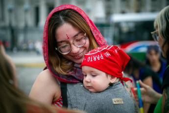 Buenos Aires, Argentina.- En las fotos tomadas el 17 de mayo del 2023, más de 40 organizaciones participaron de la primera marcha contra la violencia ginecobstétrica y neonatal en Buenos Aires, Argentina. Con la consigna “sumate a la marea roja”, la marcha se realizó en reclamo de la “efectiva” aplicación de la Ley de Parto Respetado en “todas las instituciones del país”, en el marco de la Semana Mundial del Parto Respetado.