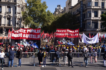 Buenos Aires, Argentina.- En las fotos tomadas el 1 de mayo del 2023, organizaciones sociales de Argentina conmemoraron este lunes el Día del Trabajador con actos y ollas populares contra los condicionamientos de un acuerdo con el Fondo Monetario Internacional (FMI) y reclamar medidas que morigeren los efectos de la inflación. Los actos del 1 de Mayo sirvieron también para expresar el rechazo a las reformas laborales que han prometido impulsar varios de los precandidatos presidenciales de la oposición de derecha.