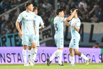 Buenos Aires, Argentina.- En las fotos tomadas el 8 de mayo del 2023, durante el encuentro entre Racing y Talleres de Córdoba en un partido por la decimoquinta fecha del torneo de la Liga Profesional de Fútbol (LPF) en el Estadio Presidente Perón. Racing cayó derrotado como local por 4 a 2 frente a Talleres, que quedó en el cuarto puesto del certamen.